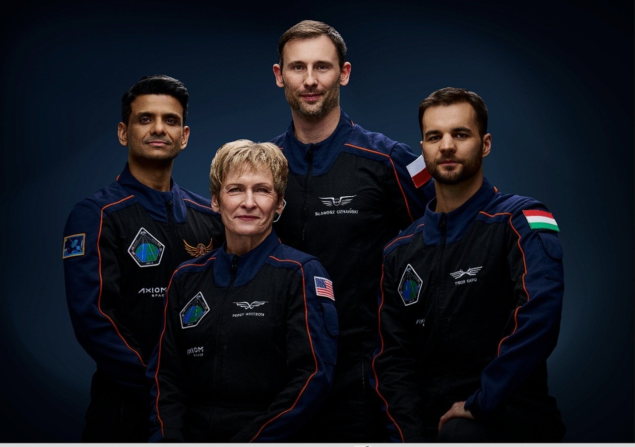 Portrait officiel de l'équipage de la mission privée d'astronautes Axiom Mission 4 à destination de la Station spatiale internationale. De gauche à droite : le pilote indien Shubhanshu Shukla, la commandante américaine Peggy Whitson, ainsi que les spécialistes de mission polonais Sławosz Uzanański-Wiśniewksi et hongrois Tibor Kapu - ©Axiom Space