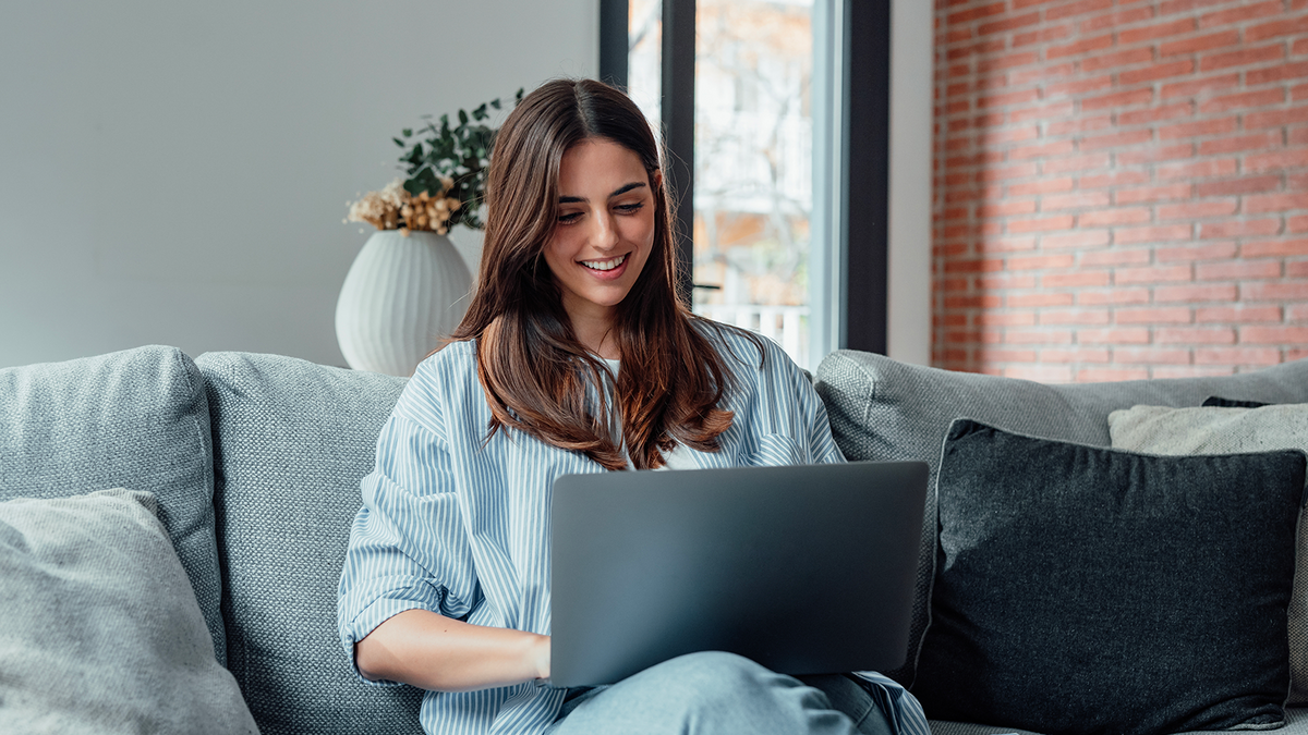 Même en colocation ultra-connectée, la B&You Pure Fibre assure une connexion fluide et stable, partout dans le logement. ©Shutterstock