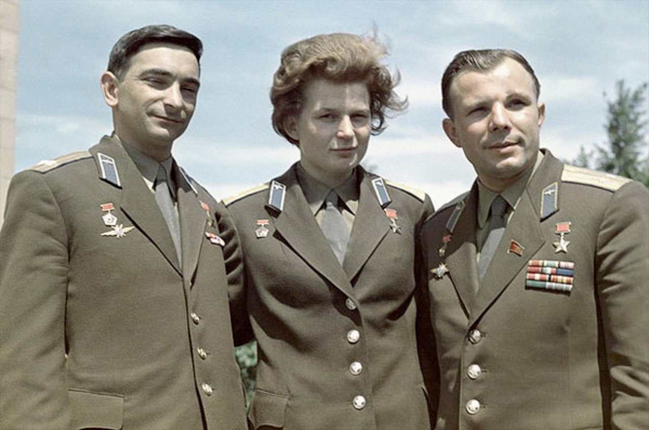 V. Bykovsky, V. Terechkova et Y. Gagarine en uniforme. À noter qu'à leur entrée dans le programme cosmonautique, les femmes n'étaient pas dans l'armée, elles ont donc démarré au grade le plus bas. V. Terechkova a terminé colonel © URSS / N.A.