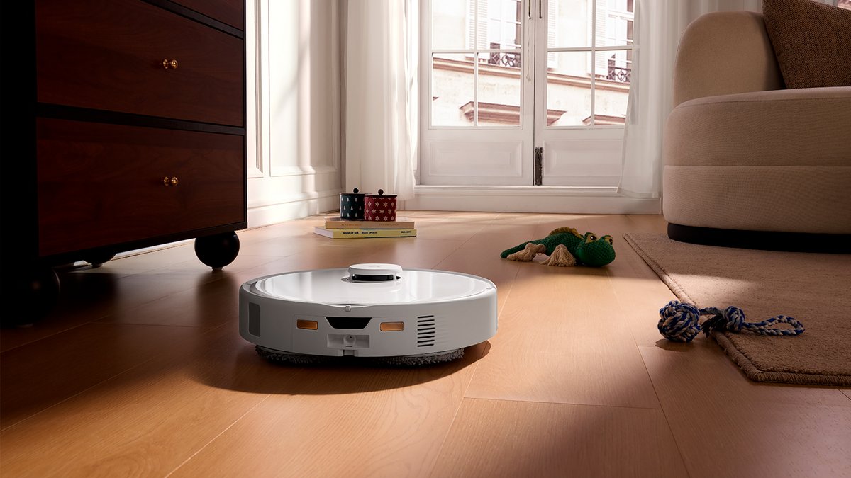 Grâce à son bras FlexiArm, ce robot nettoie au plus près des plinthes et meubles, pour une finition précise sans zone oubliée. ©Roborock