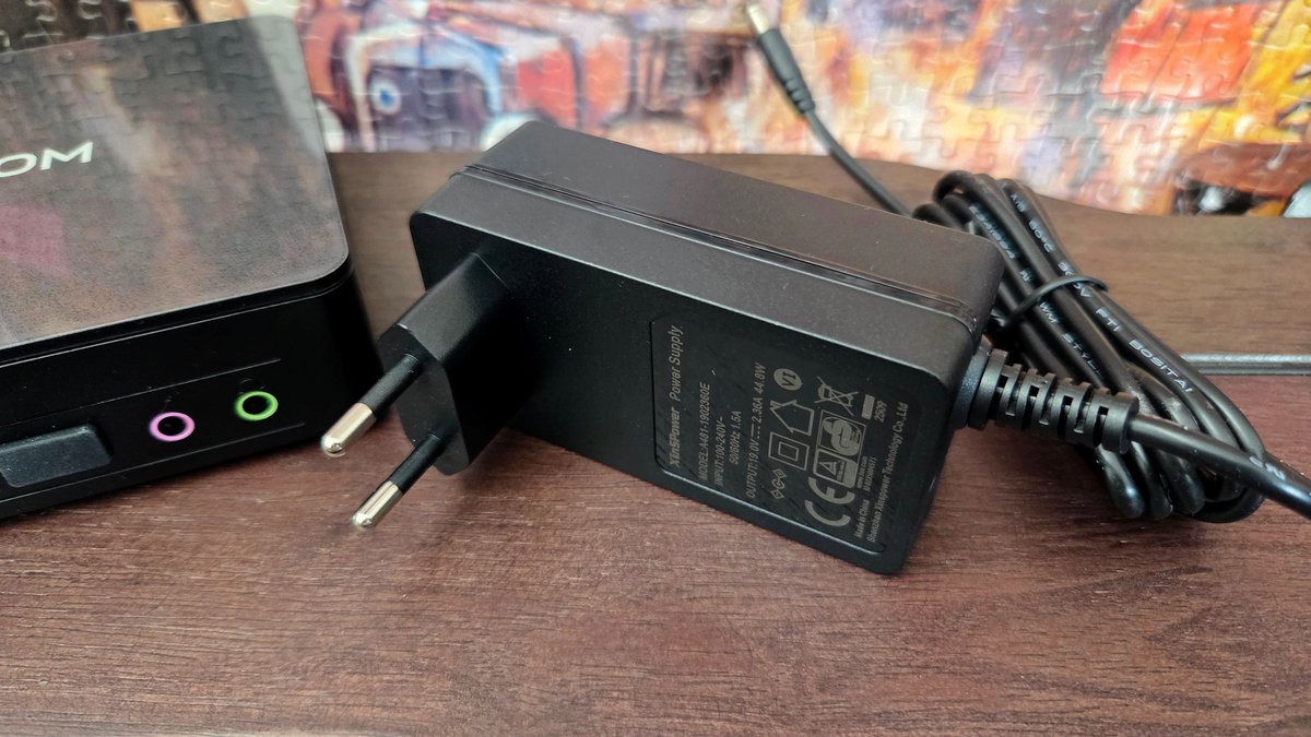 L'alimentation externe est un tout petit modèle de 44,8 watts ©Nerces pour Clubic