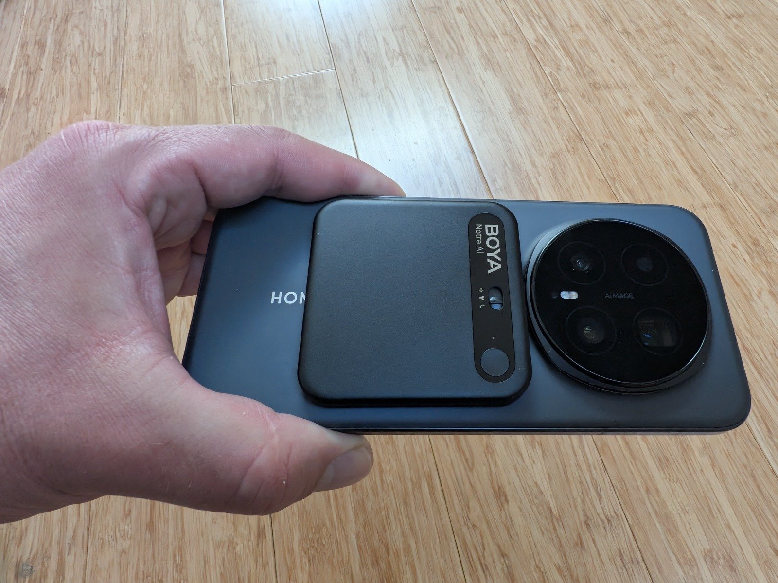 L'enregistreur IA de Boya "fixé" au dos d'un smartphone compatible MagSafe. ©Nicolas Guyot pour Clubic