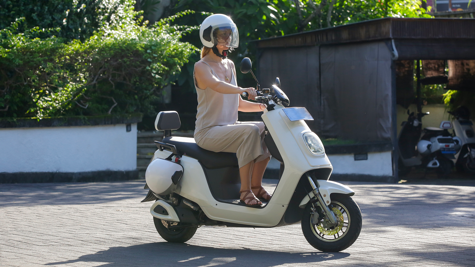 Plus rapides que les voitures dans les bouchons et faciles à garer, les scooters électriques simplifient tous vos trajets urbains. ©Shutterstock