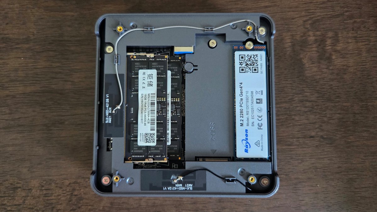 Aucun dissipateur thermique n'est associé aux deux ports M.2 NVMe. ©Nerces pour Clubic