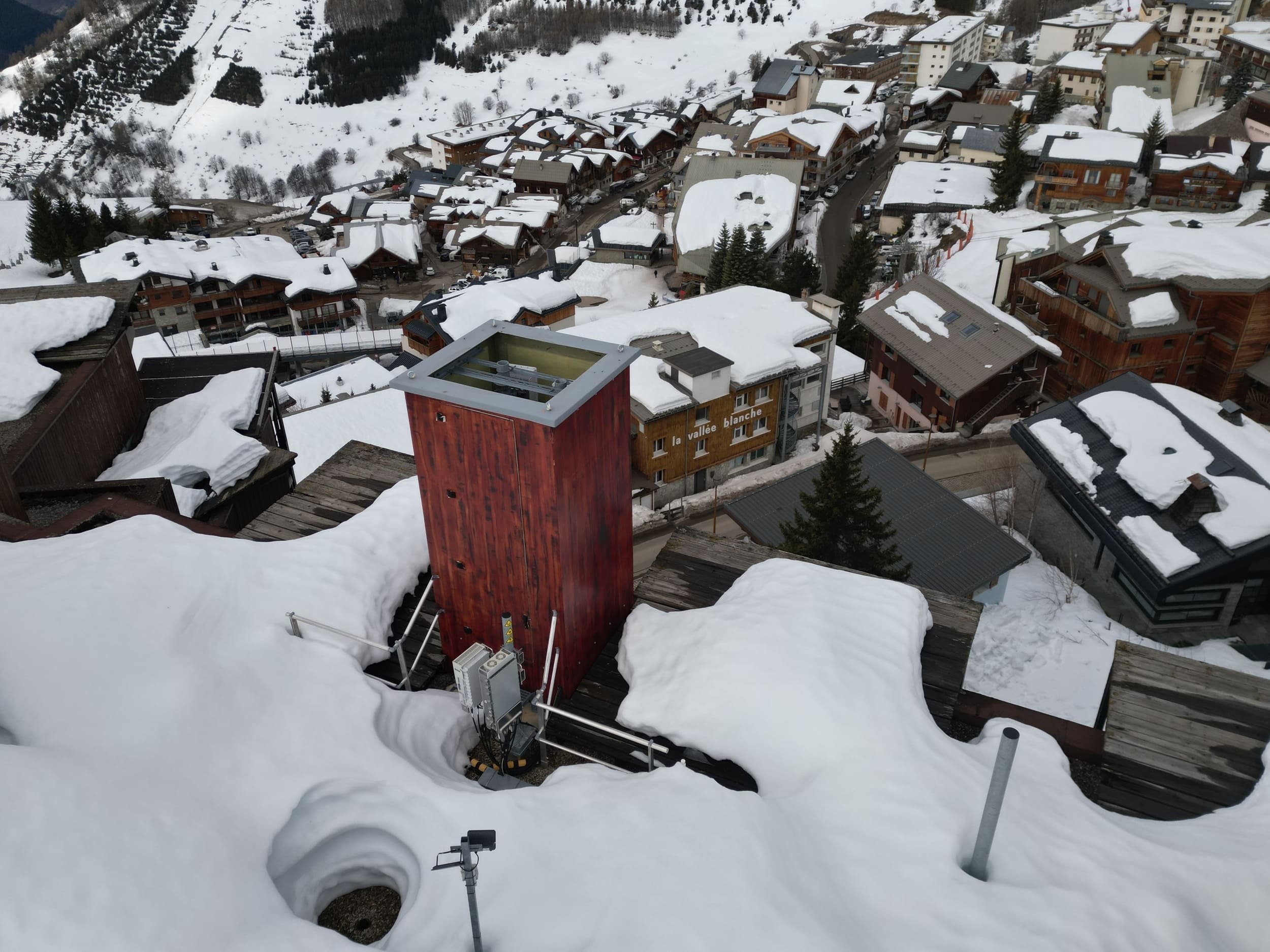 Une cheminée vue d'un haut, depuis le toit de l'Ours Blanc. © Alexandre Boero / Clubic