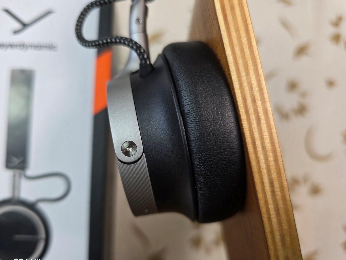 L'Aventho 100 n'offre pas l'isolation passive d'un circum-aural, mais il en offre néanmoins plus que ce à quoi on s'attendait. © Matthieu Legouge