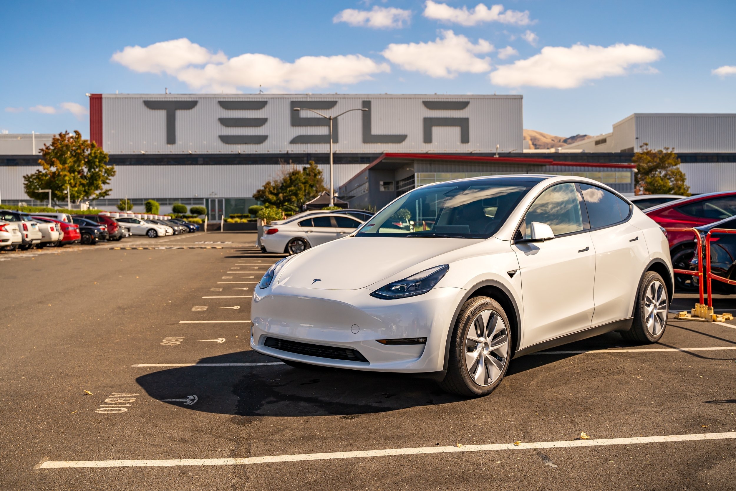 Une Tesla devant une usine de l'entreprise © Iv-olga / Shutterstock.com
