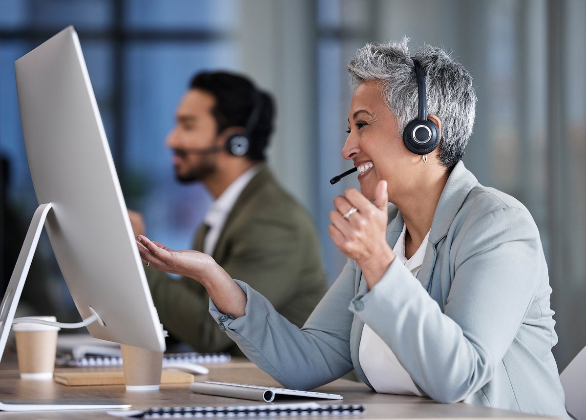 Une femme dans un centre d'appels - © PeopleImages.com - Yuri A / Shutterstock