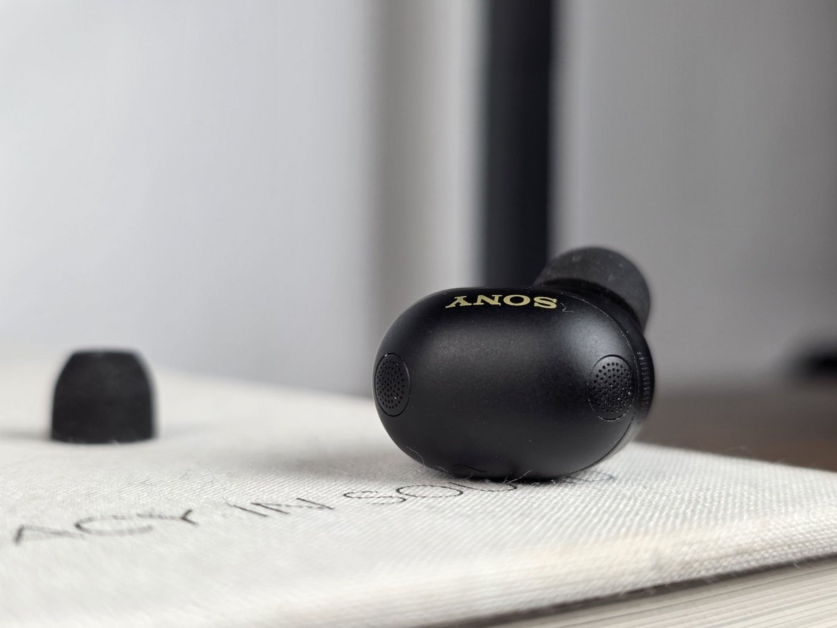  Tout en arrondis mais pas forcément passe-partout, les Sony WF-1000Xm6 sont parfaitement reconnaissables © Guillaume Fourcadier pour Clubic