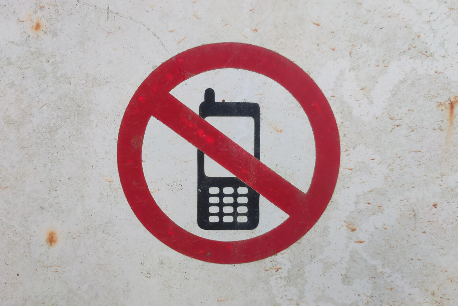 Interdiction des réseaux sociaux pour les moins de 13 ans : le Sénat valide une avancée décisive !