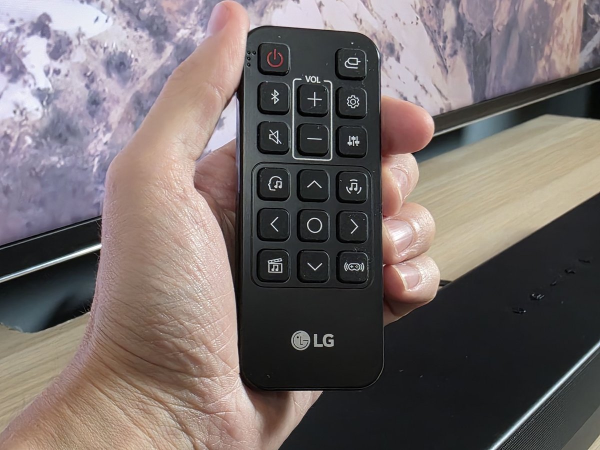 Très petite (avec petites touches donc), la télécommande de la S20A n'en est pas moins complète © Guillaume Fourcadier pour Clubic
