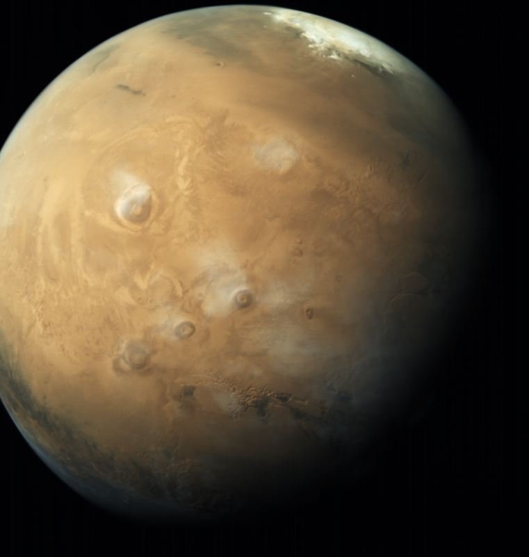 Les nuages légers rendent Mars pâle la vue imprenable de MOM depuis le point haut de son orbite © ISRO