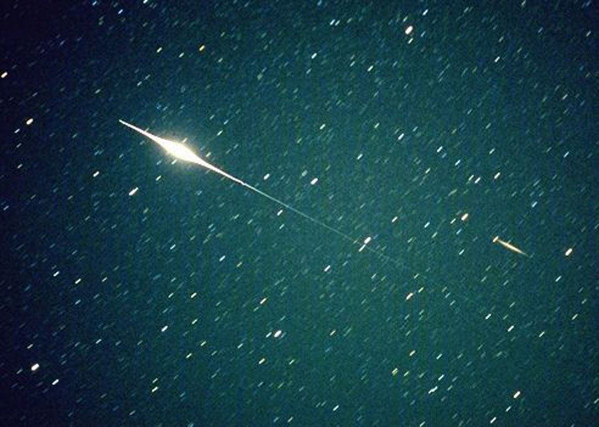 Un "flare" de satellite Iridium dans le ciel de nuit. Entre 1997 et 2020, de nombreux observateurs ont pu les remarquer ! © Chris Dorreman / NBCNews 