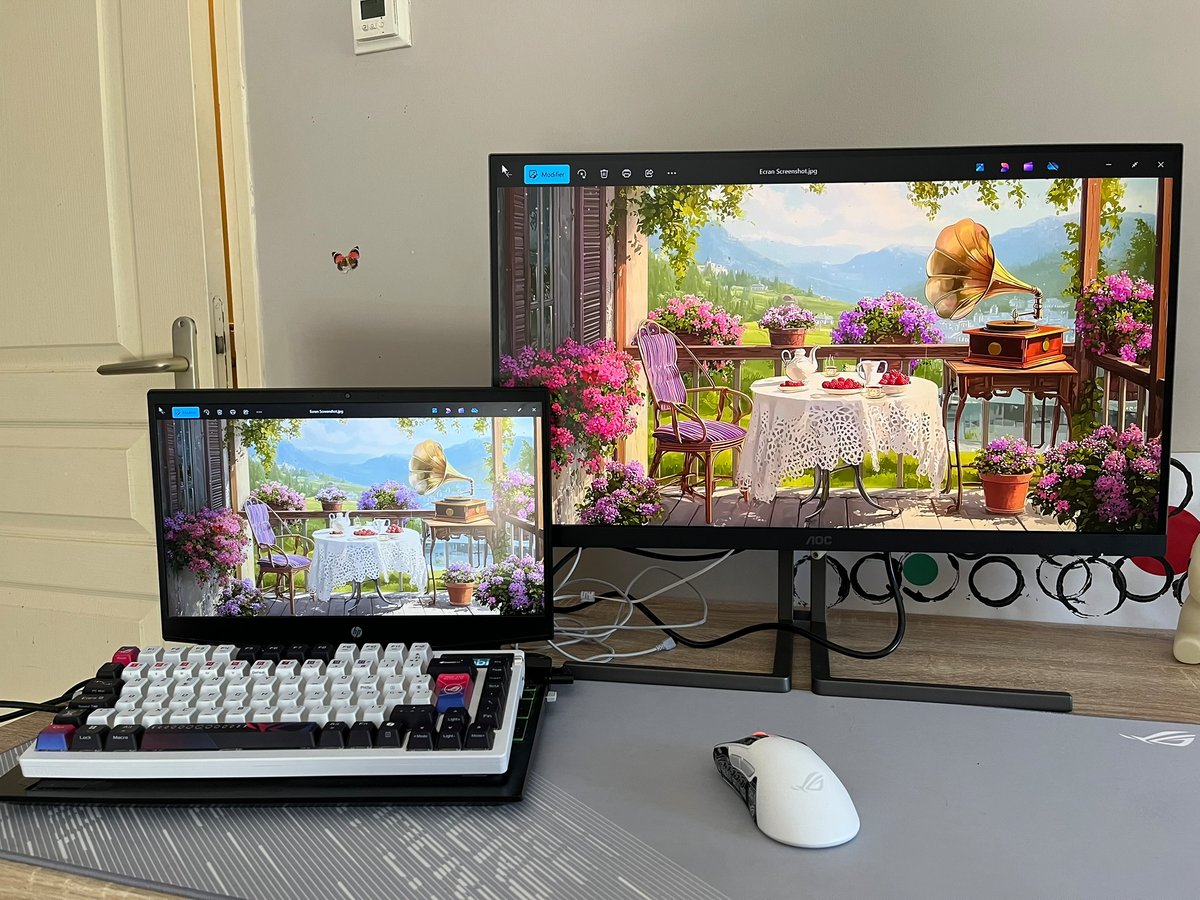 Entre un écran classique et le moniteur AOC Q27U3CV, la différence saute aux yeux © Vincent Touveneau