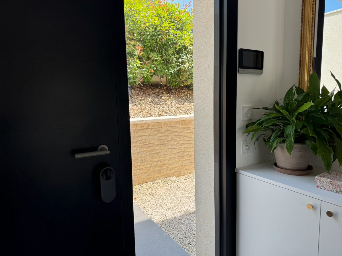 La serrure connectée u200 Lite une fois montée sur ma porte d'entrée. ©Philippe Du Noyer pour Clubic