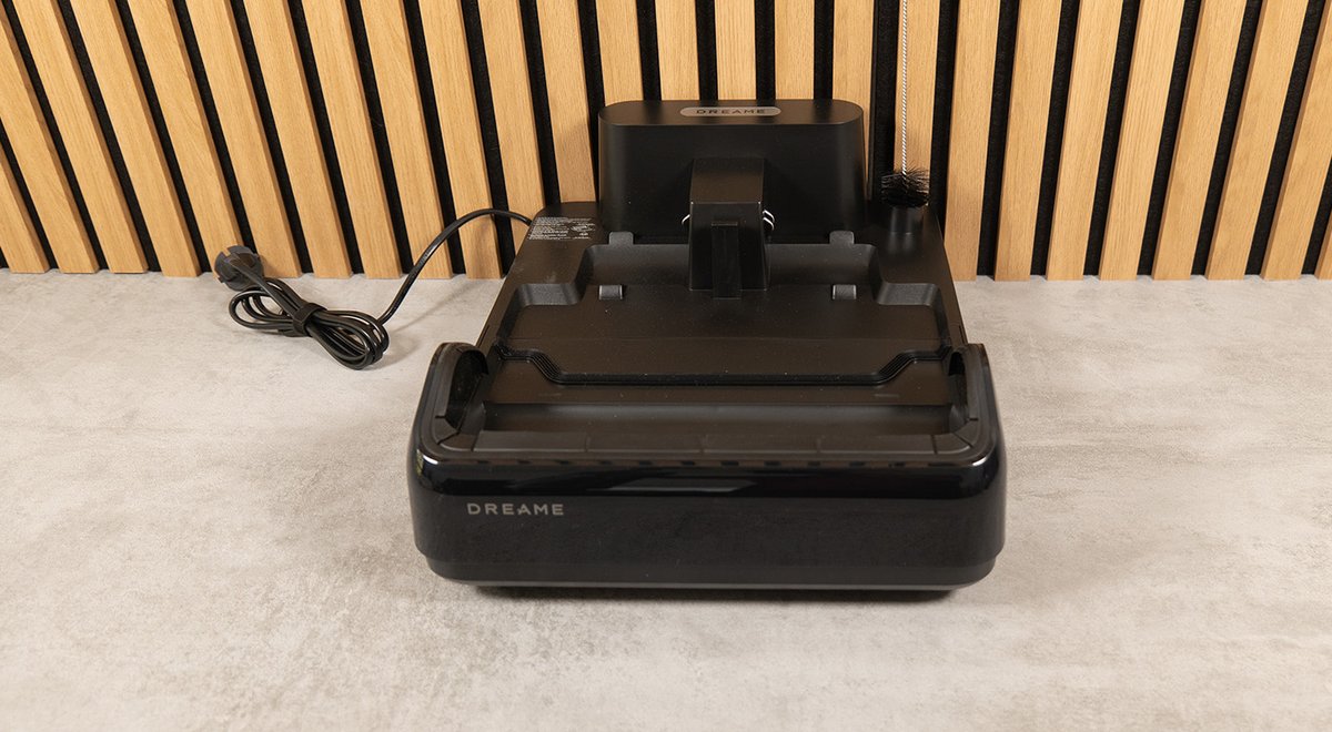 La station permet de charger, laver et séchet l'aspirateur. ©Charles Gouin-Peyrot pour Clubic