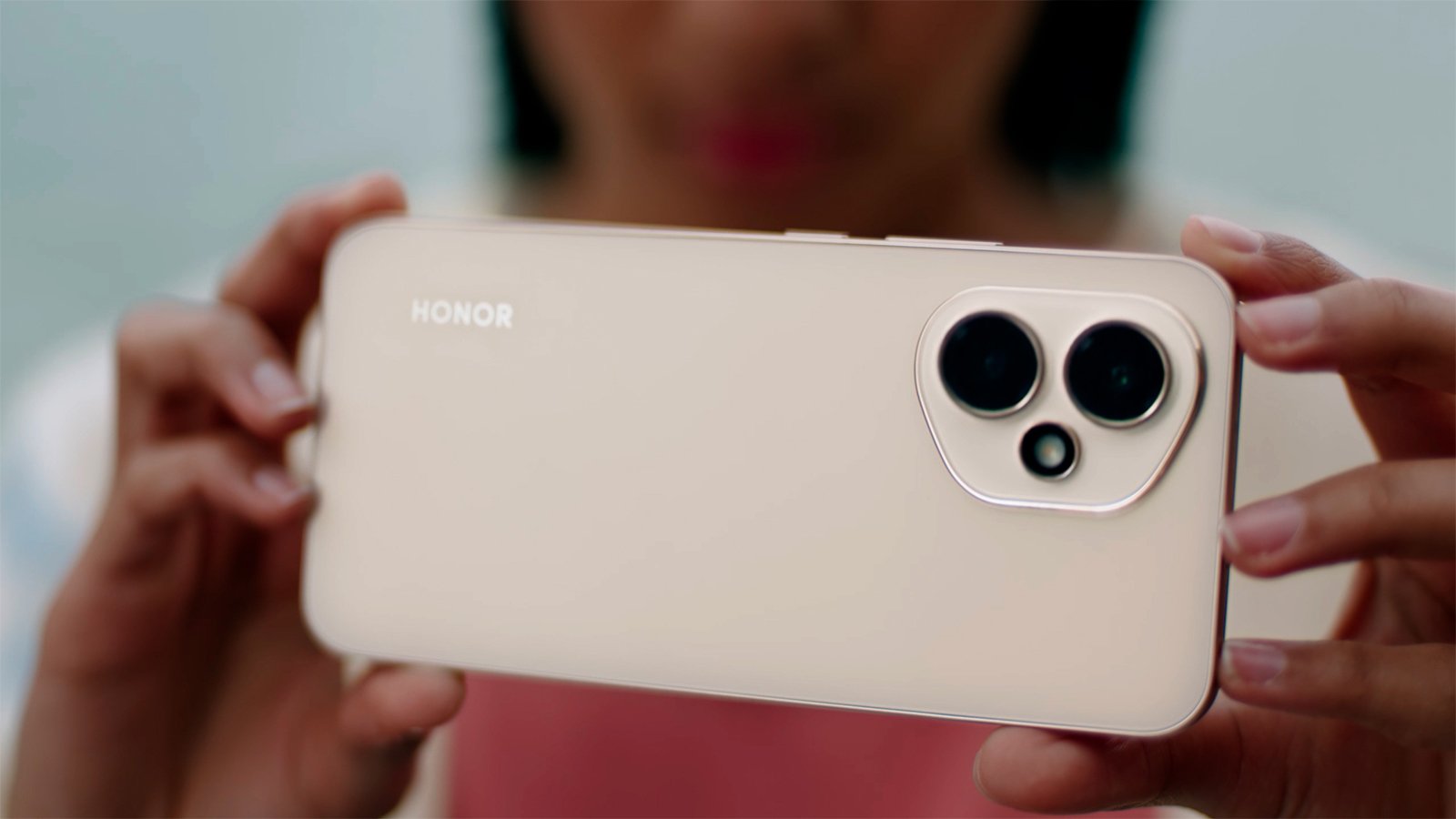 Finesse, écran immersif et résistance renforcée : le HONOR 400 soigne autant le style que la durabilité ©Honor