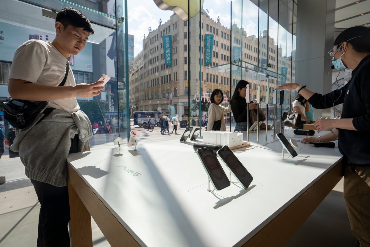 Des iPhone 15 exposés dans une boutique à Shanghai © Tada Images / Shutterstock.com