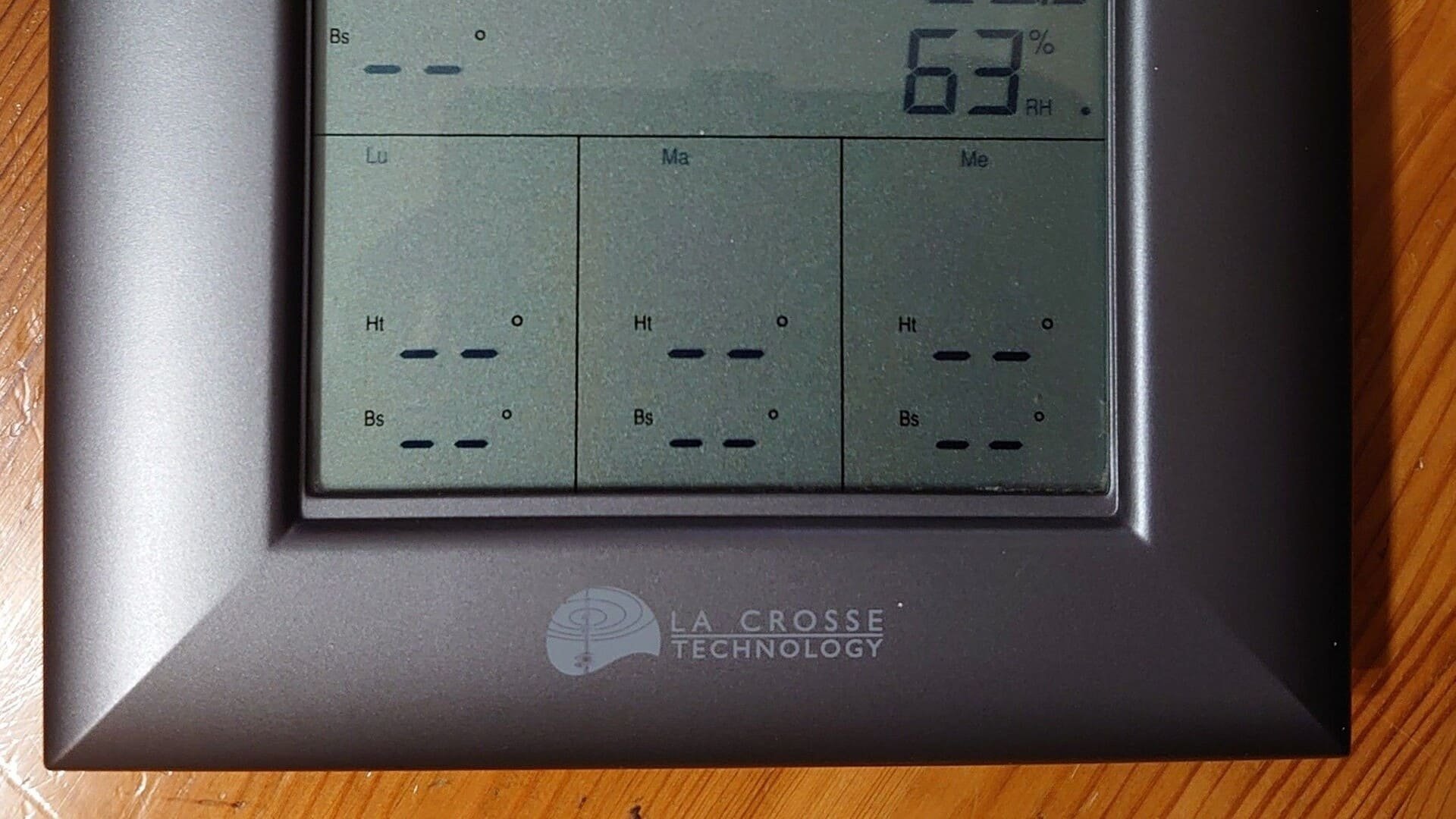 L'une des stations météo impactées, ici brandée Star Météo - La Crosse Technology. On constate bien l'absence totale de prévisions.  © Image témoin