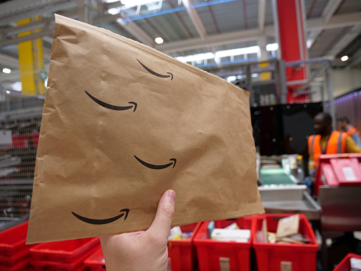 Un sac papier Amazon, dans un entrepôt du géant du e-commerce © Alexandre Boero / Clubic