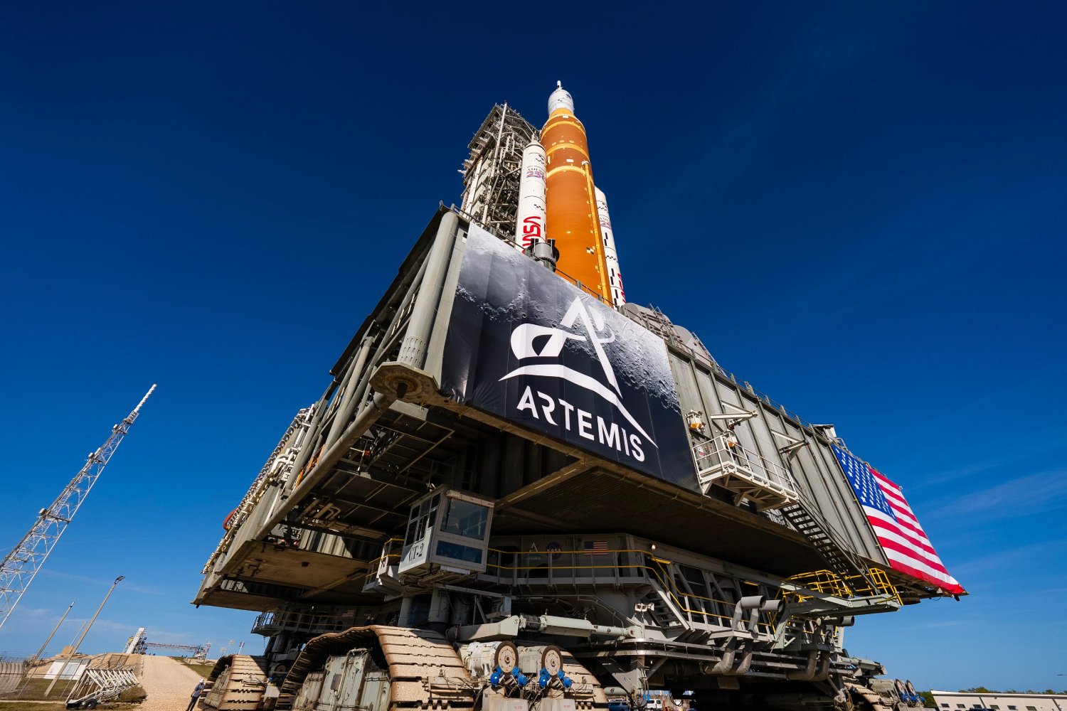 La fusée SLS en direction de son pas de tir, le 17 janvier dernier. ©NASA/Sam Lott