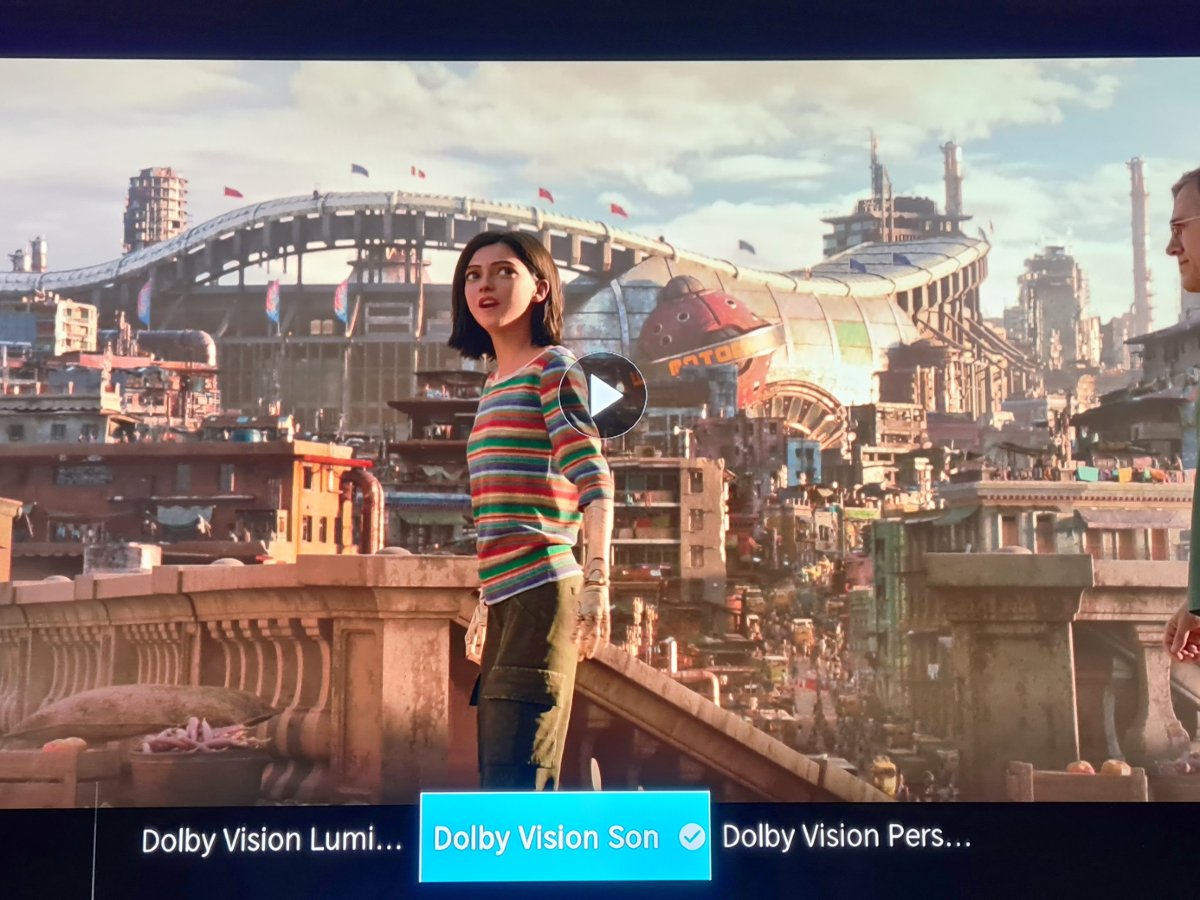 À gauche le mode "Dolby Vision Lumineux", à droite "Dolby Vision Sombre"