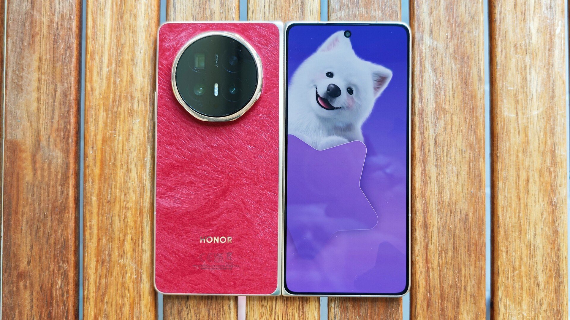 Le Honor Magic V6, ici dans sa finition rouge en velours synthétique, sera bientôt exclusif à Bouygues Telecom en France. © Marc Mitrani / Clubic