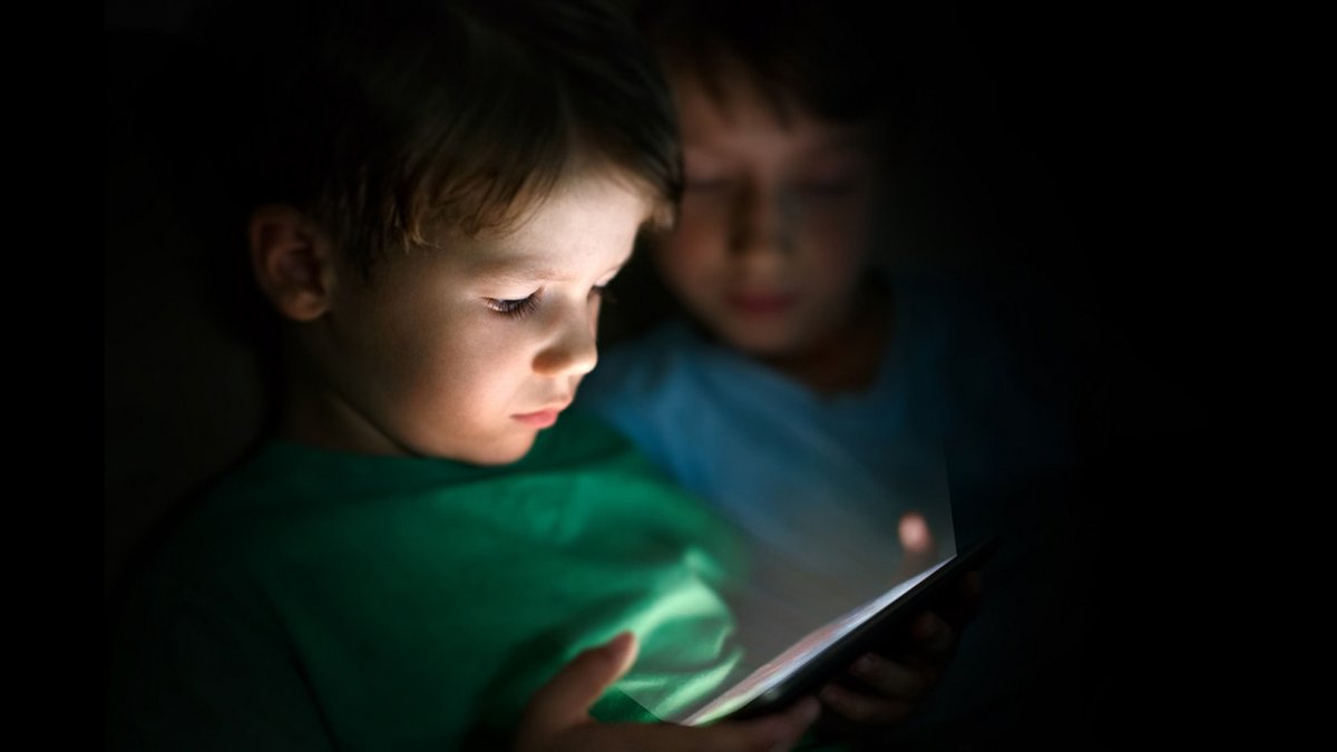 Ne laissez pas votre enfant sur un écran sans surveillance ni contrôle parental © sakkmesterke / Shutterstock