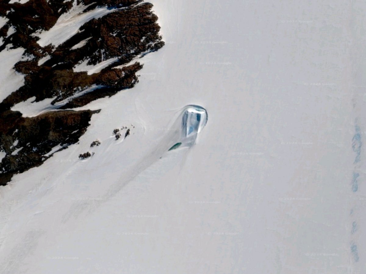 Voici la mystérieuse "porte", enfoncée dans la glace de l'Antarctique © Google Maps / Clubic