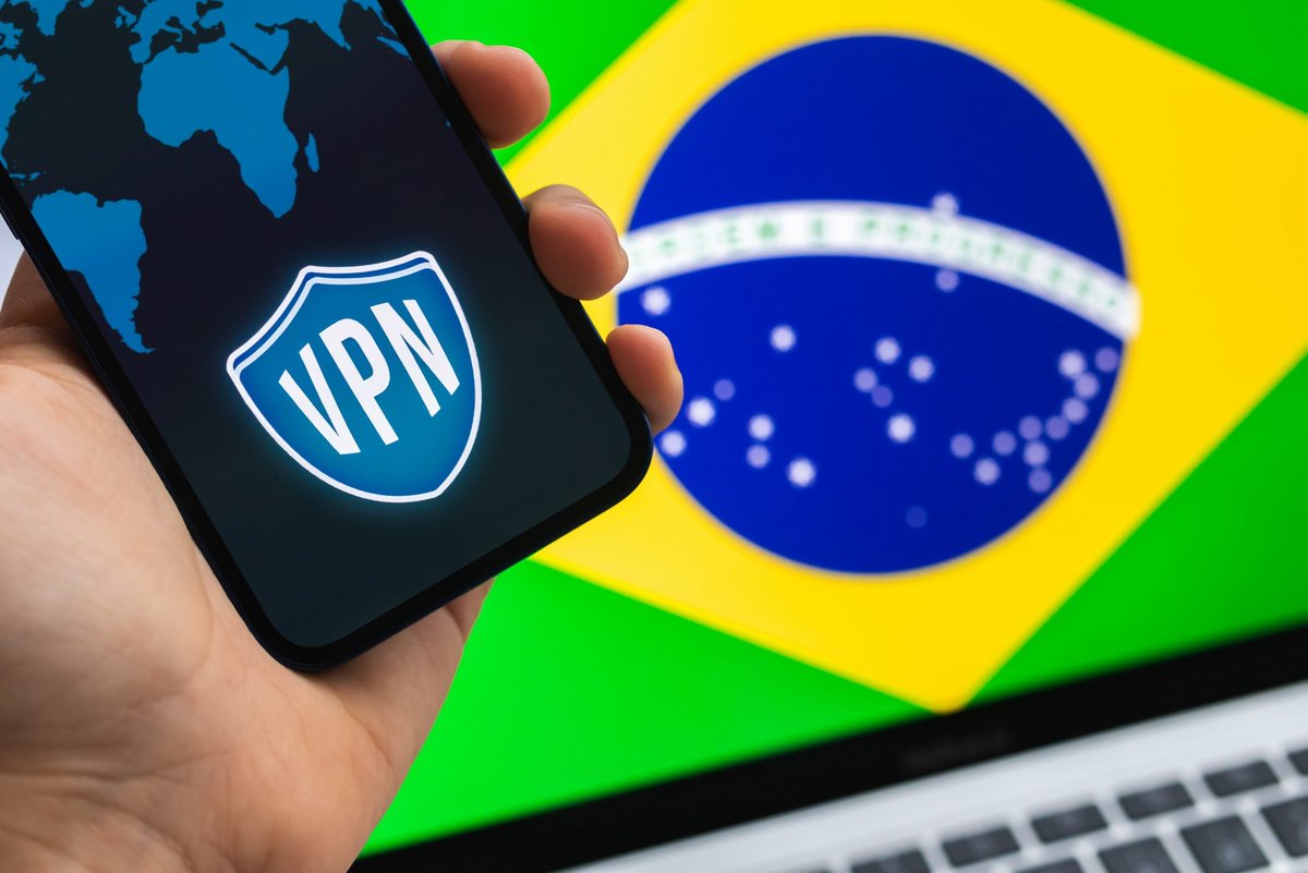 Un VPN affiché sur un smartphone, devant le drapeau du Brésil © FellowNeko / Shutterstock