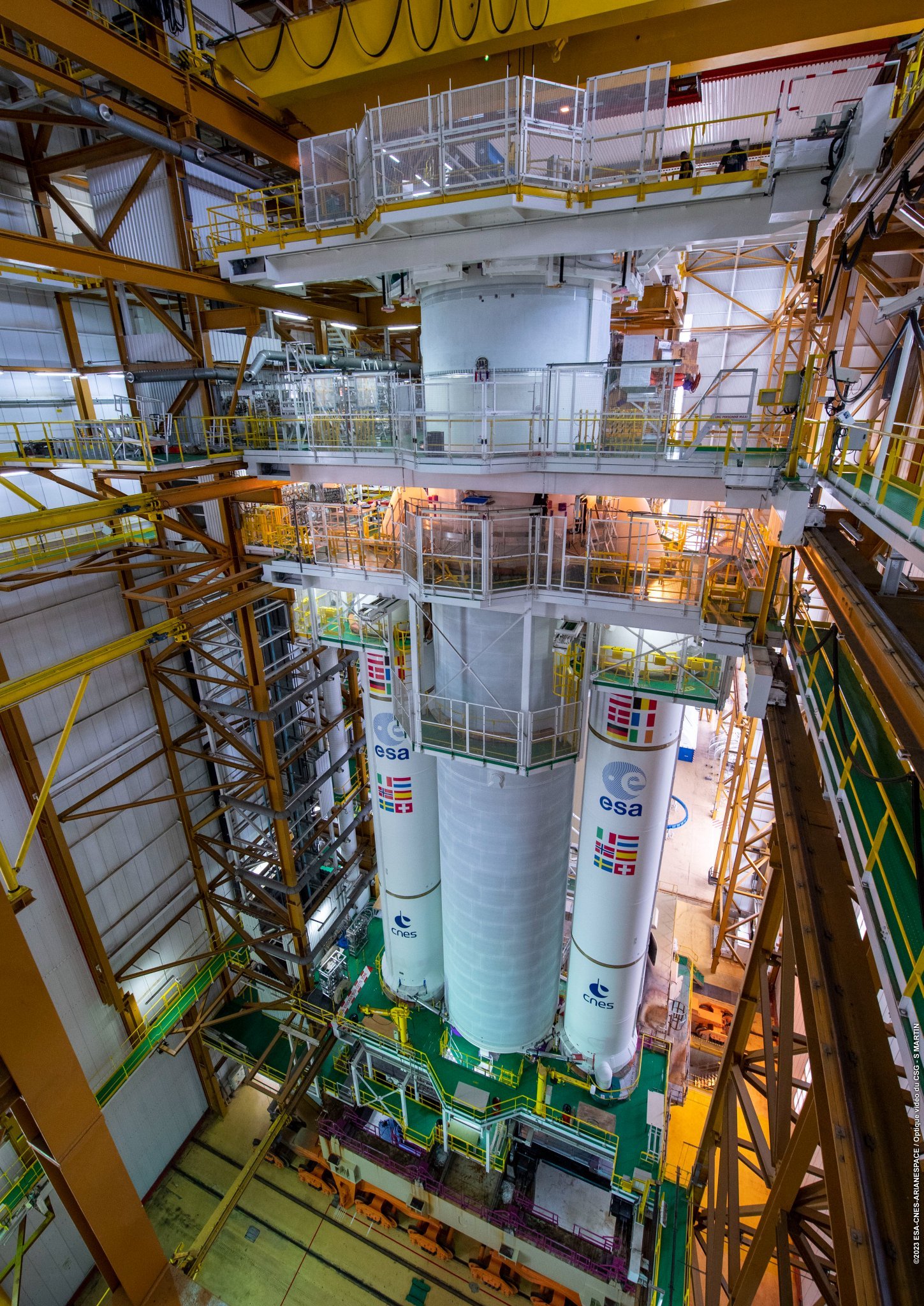 Ariane 5 en préparation pour la mission JUICE. À noter que les deux bâtiments lanceurs (le BIL et le BAF) ne serviront plus désormais © ESA / CNES / Arianespace / CSG / S.Martin