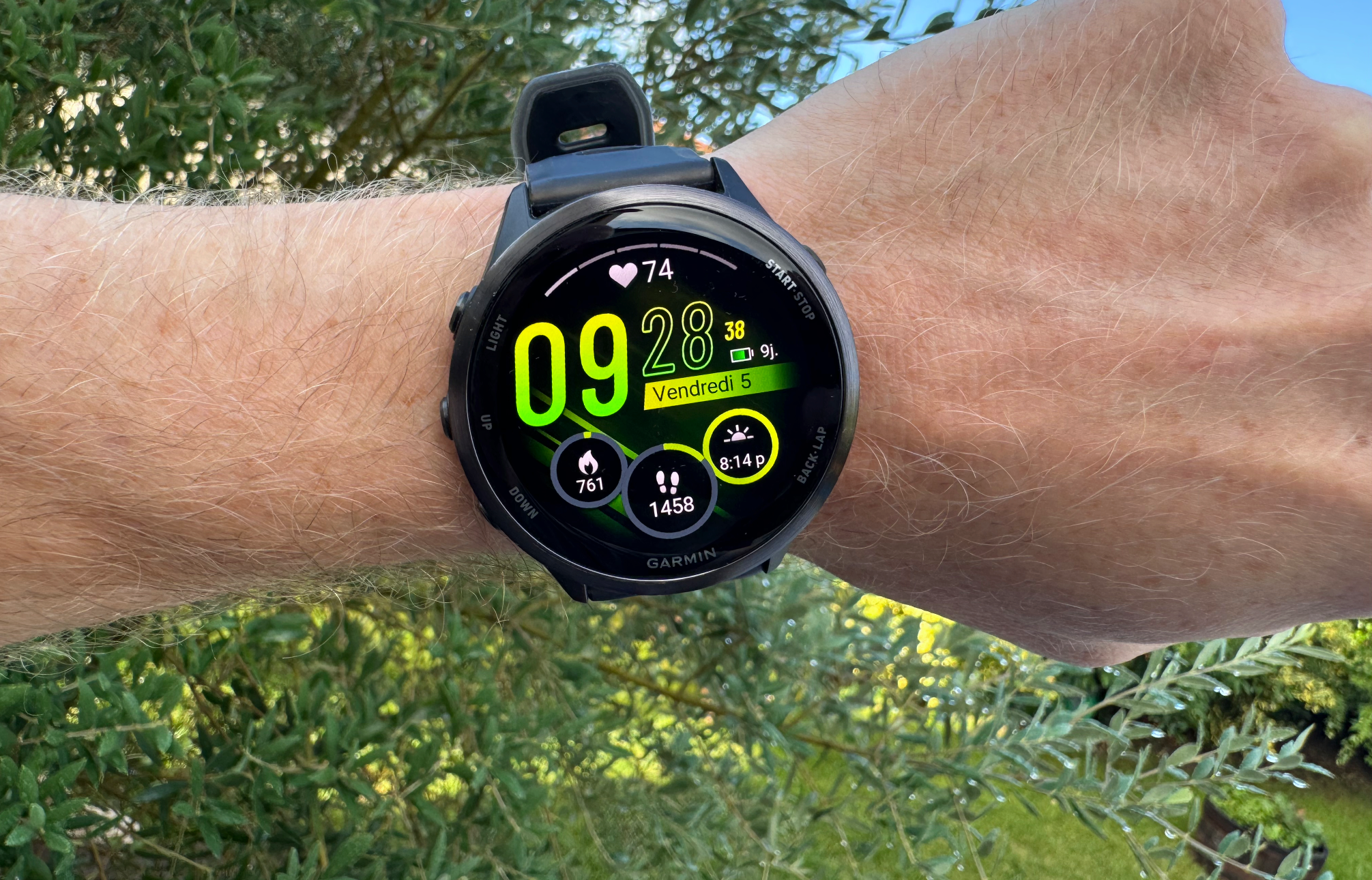 Une montre connectée Garmin 570 47mm fermement arrimée au poignet de votre testeur ©Philippe Du Noyer pour Clubic