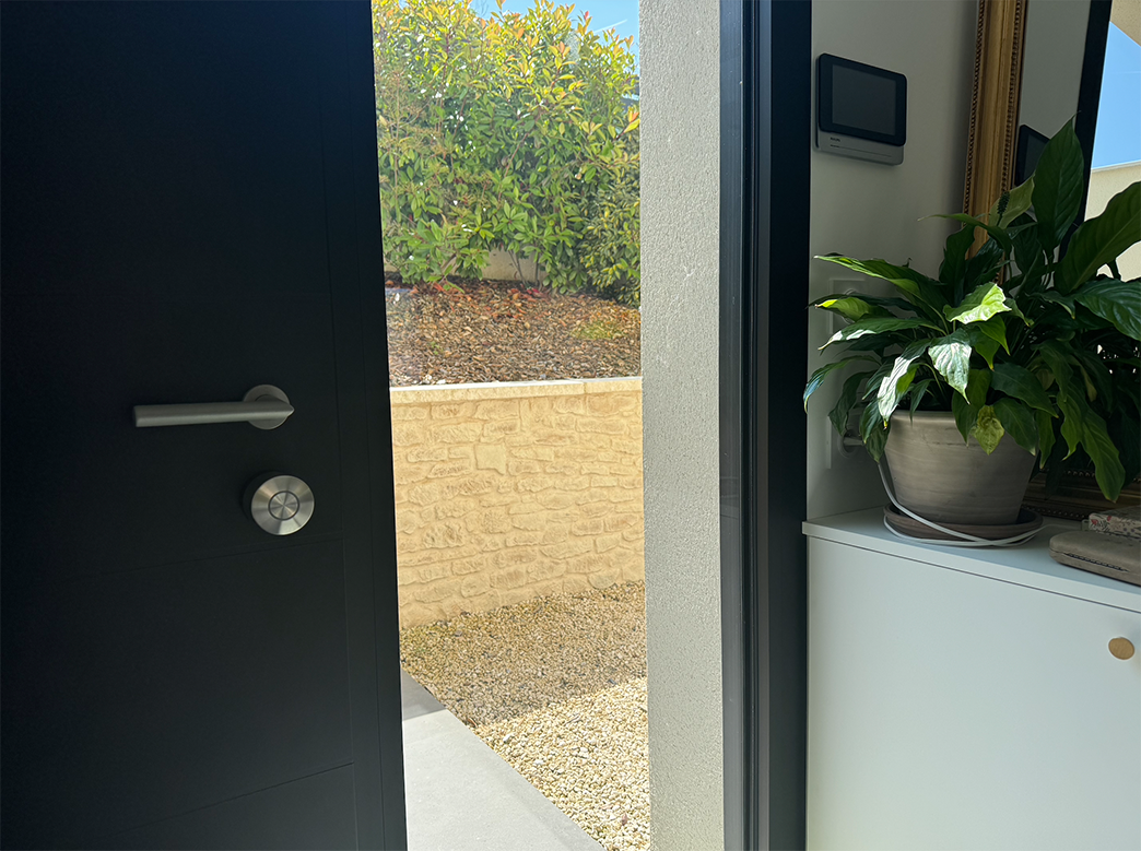 La Smart Lock Ultra prête à l'emploi, une fois fixée au cylindre de la porte. ©Philippe Du Noyer pour Clubic
