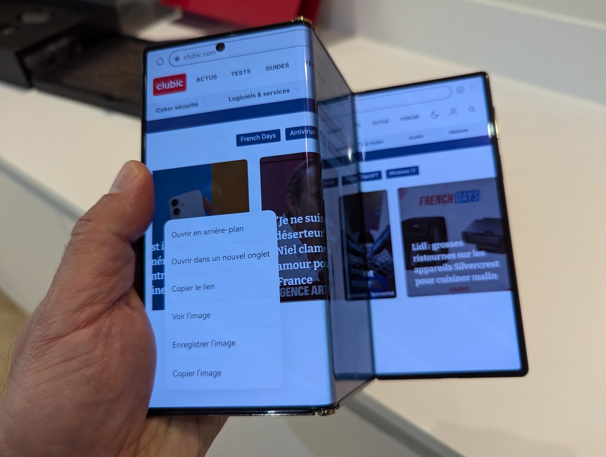 Le smartphone Huawei Mate XT se plie en trois parties. ©️ Nicolas Guyot pour Clubic