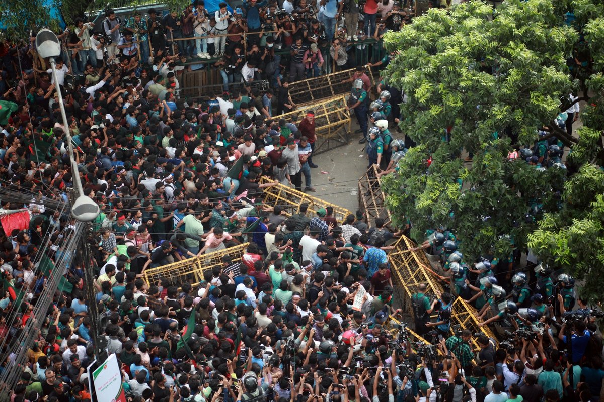 Une foule de manifestants et étudiants, dans les rues de Dhaka, au Bangladesh, le 14 juillet 2024 © nazmulislam41633 / Shutterstock.com