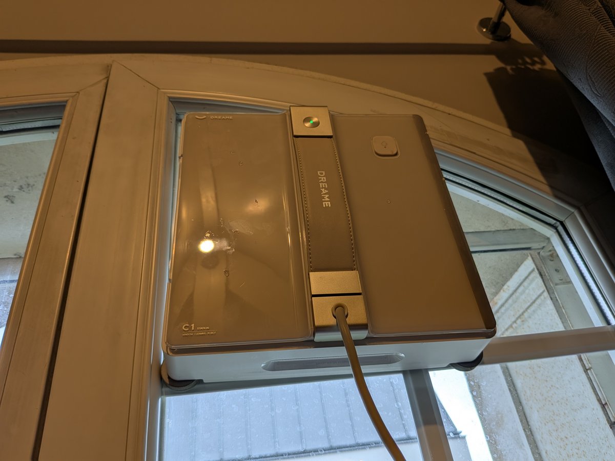 Le cintrage supérieur de la vitre a bloqué notre C1 de test. Sur l'autre battant, le robot ne se bloque pas, mais fait en boucle des mouvements arrière et avant. J'ai aussi rencontré ce problème sur les impostes de ma porte d'entrée. ©Nicolas Guyot pour Clubic