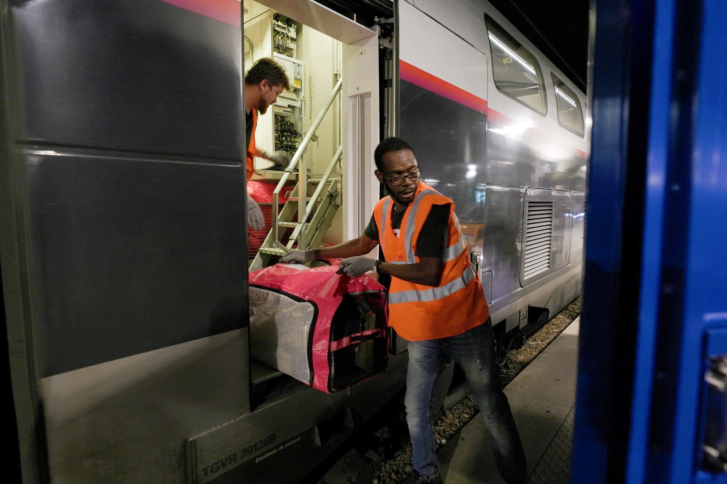 Des colis Amazon qui voyagent dans un TGV de la SNCF, c'est désormais une réalité © Amazon