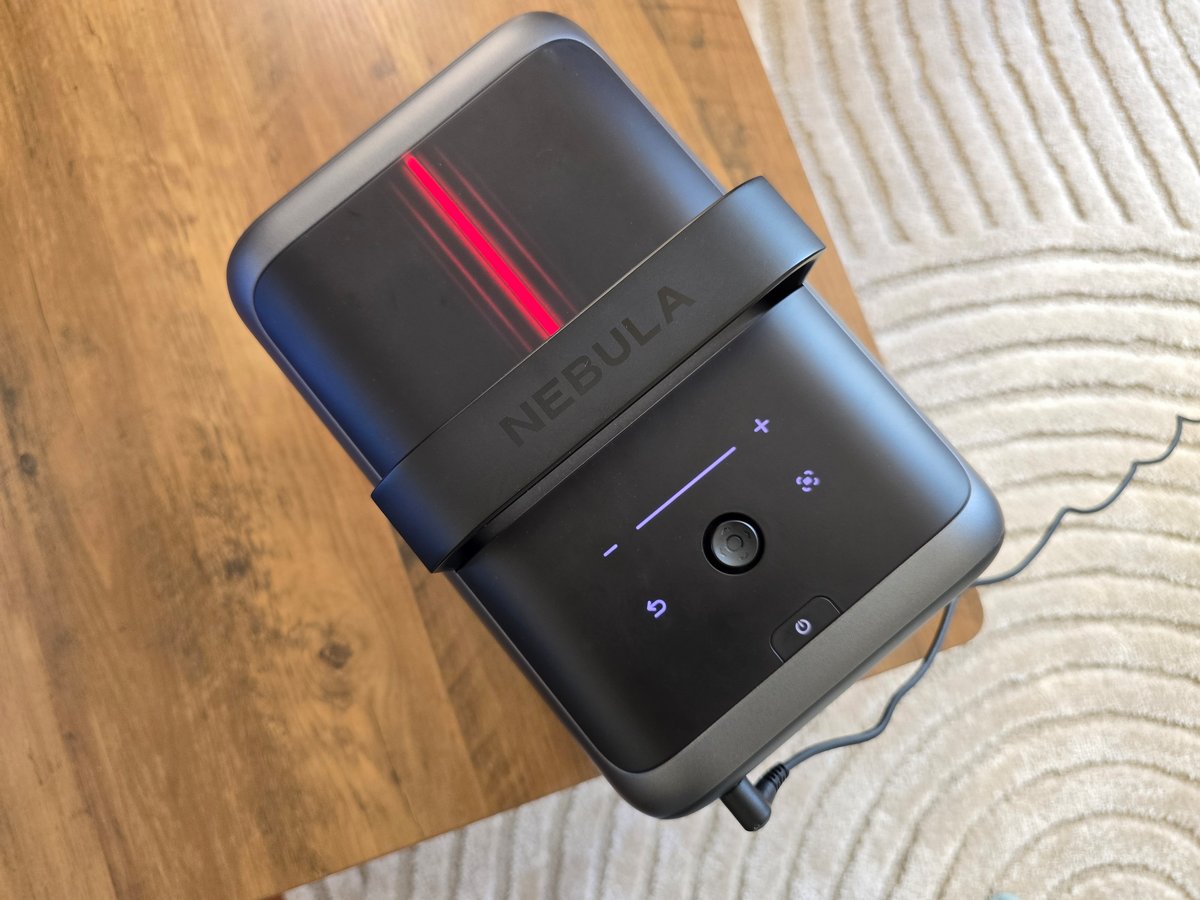 Accompagné du joystick, le panneau de commande tactile apparait à l'allumage pour prendre le contrôle sans télécommande. © Matthieu Legouge