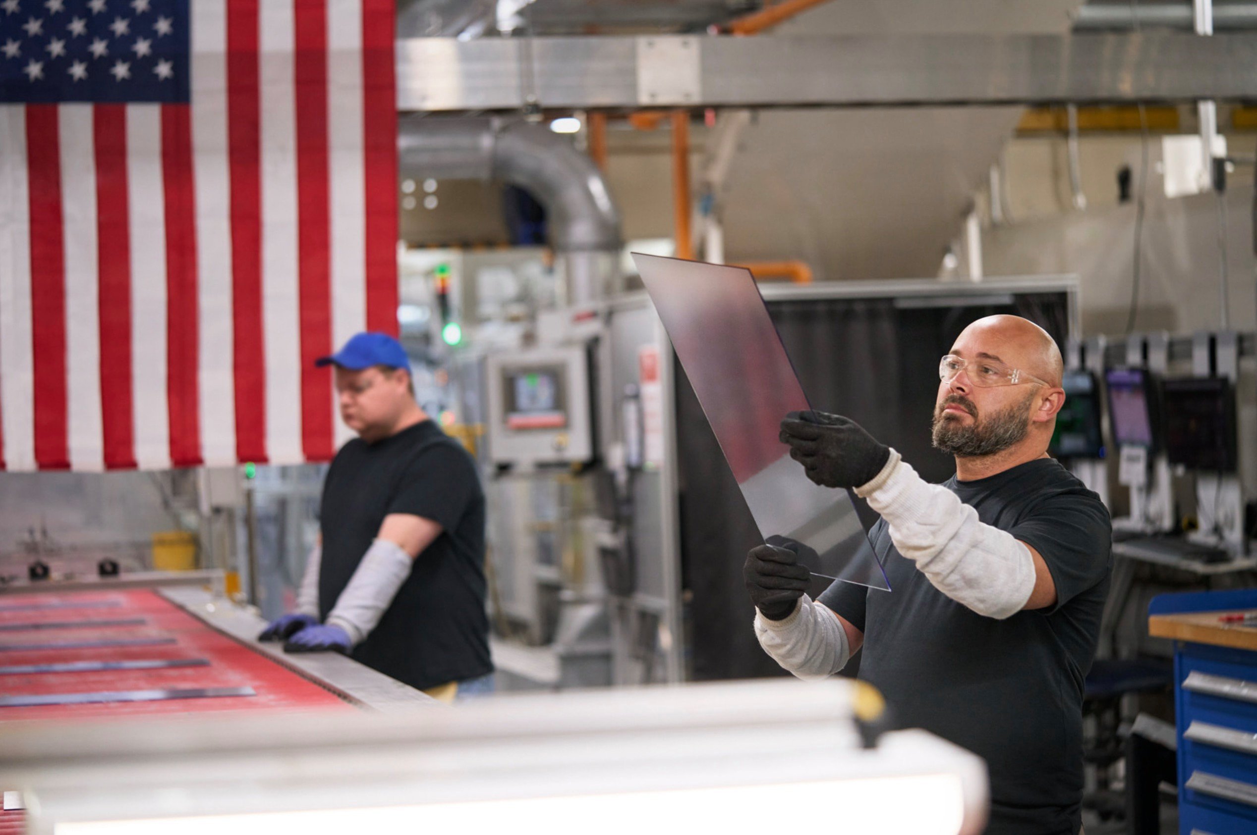 Des ouvriers de l'usine de Corning à Harrodsburg, Kentucky. © Apple