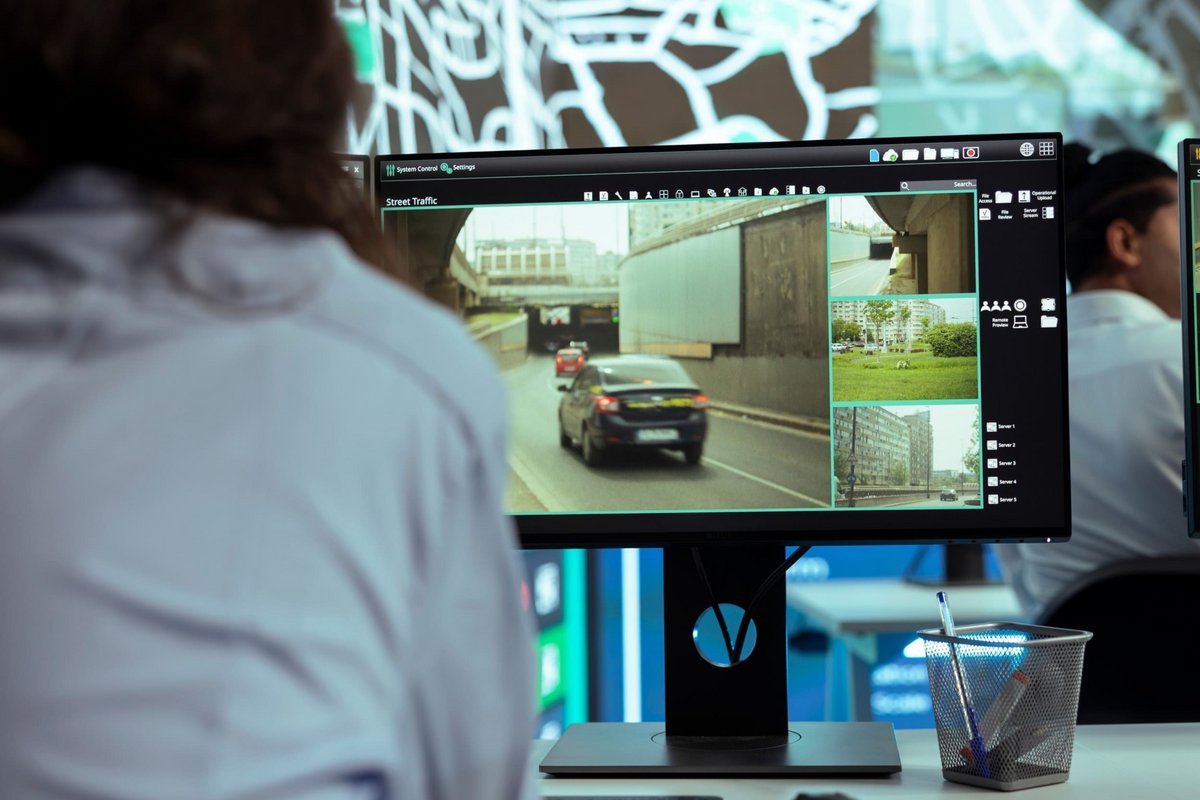 Une personne en train de surveiller un axe routier à travers son écran © DC Studio / Shutterstock