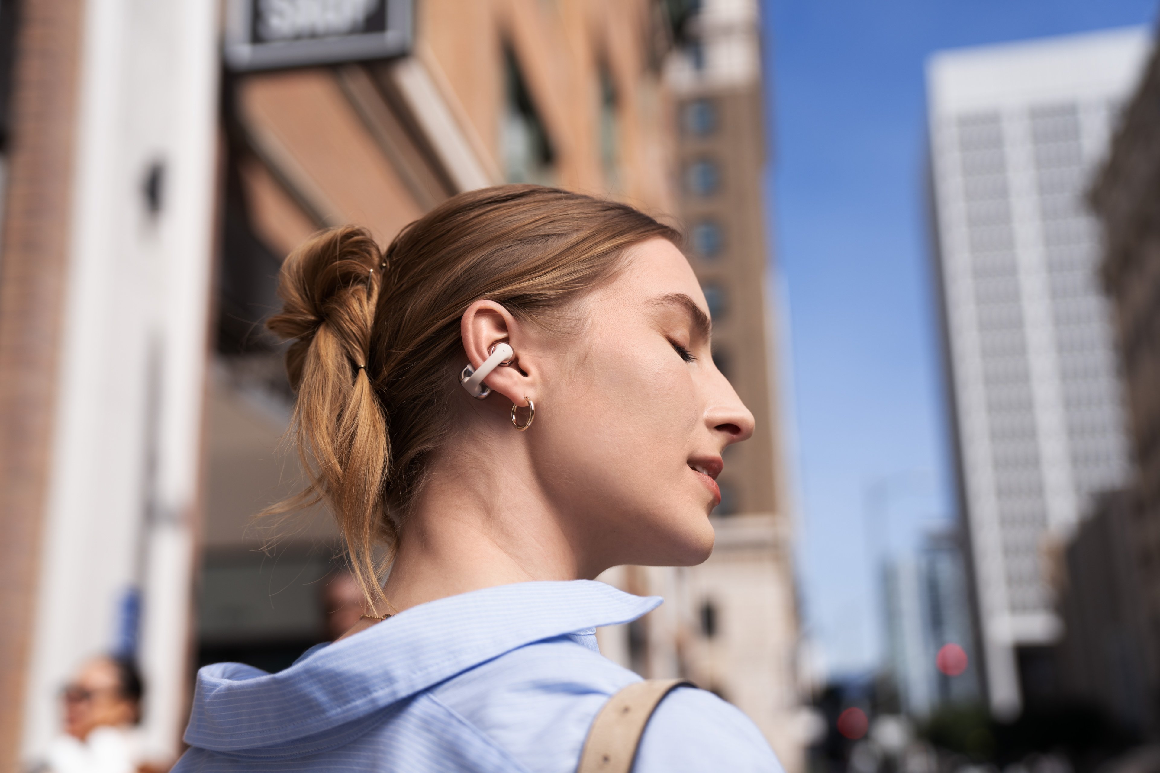 Ces écouteurs à clip paraissent à la fois élégants et discrets, même dans les oreilles les plus fines. ©Shokz