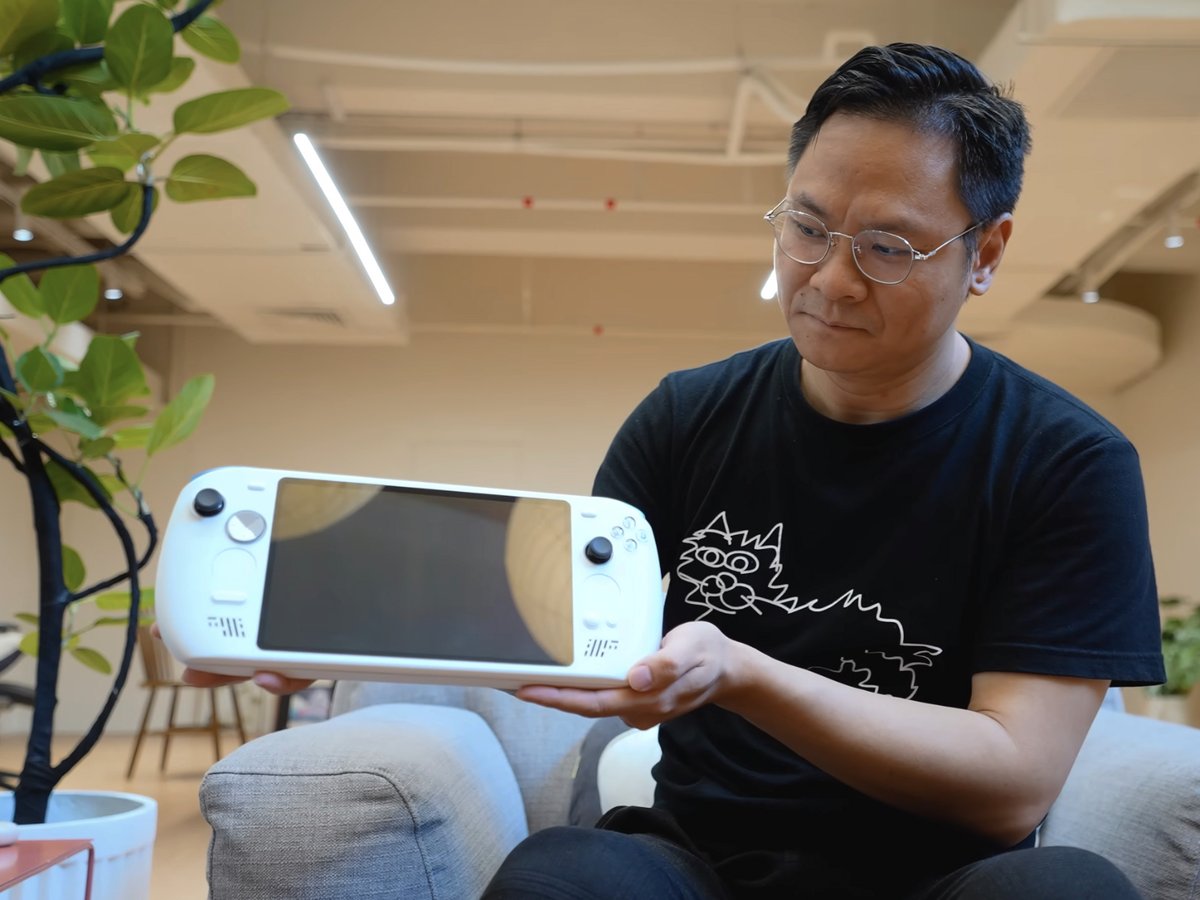 La NEXT II ici présentée par le patron d'AYANEO, Arthur Zhang. ©AYANEO