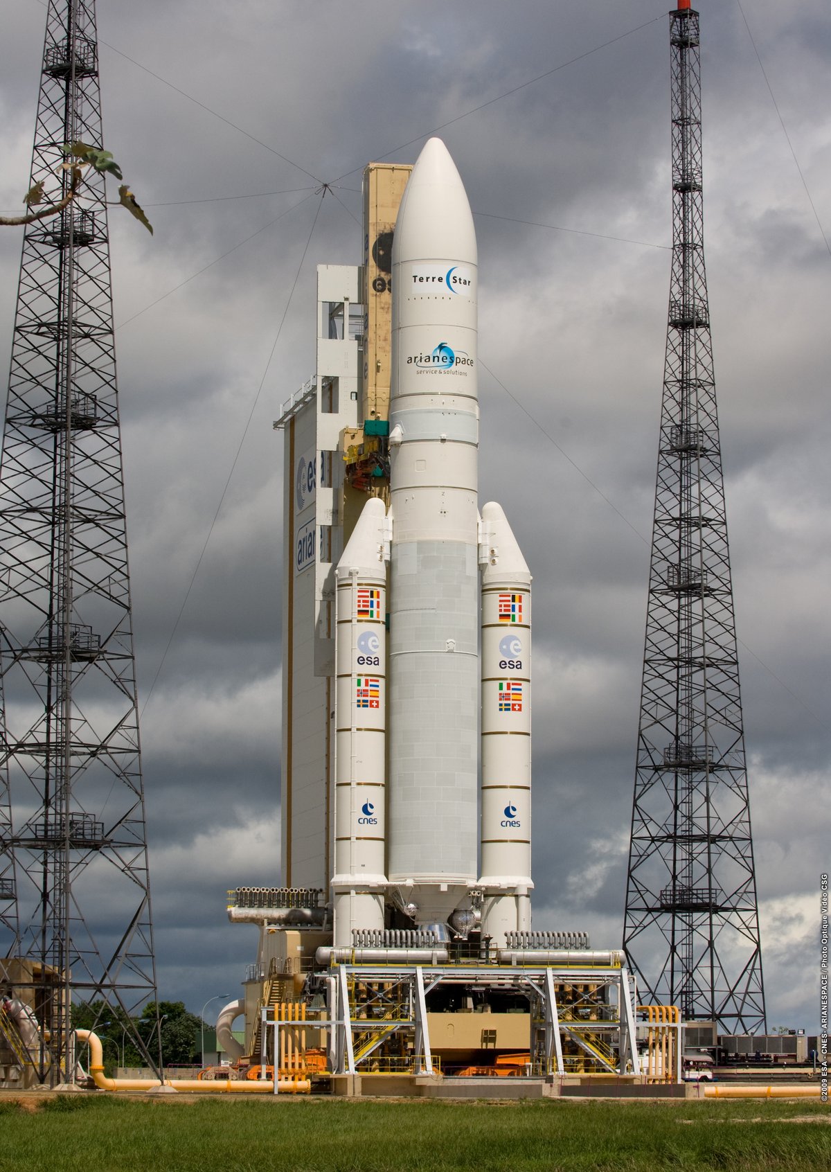 2009: Ariane 5 ECA se prépare au lancement du plus gros satellite commercial de télécommunications au monde, TerreStar1. © ESA