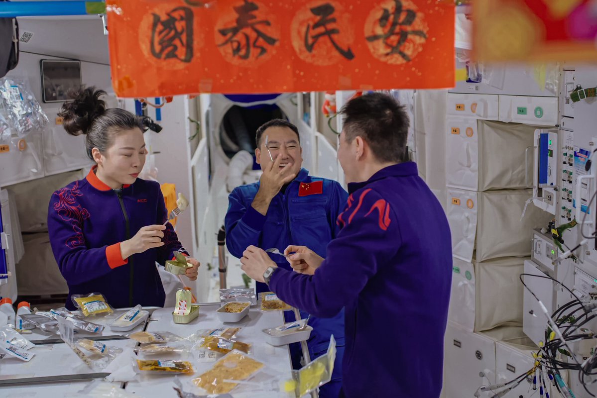 La vie en station, même à trois, ce sont aussi des moments de détente autour des repas, en particulier les jours de fête © CNSA / Bacc