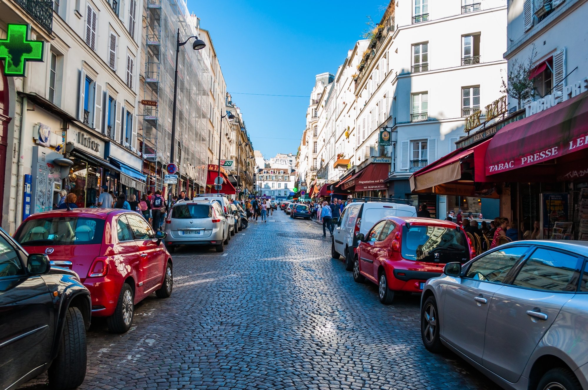 Des voitures garées dans une rue francilienne. ©Vlad Zymovin / Shutterstock