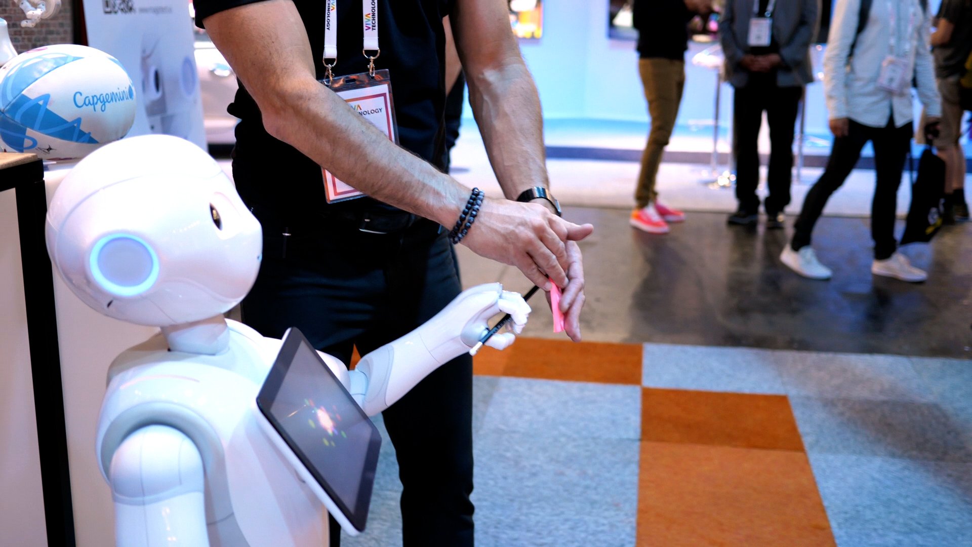 Pepper est en train de deviner le bon chiffre © Alexandre Boero pour Clubic