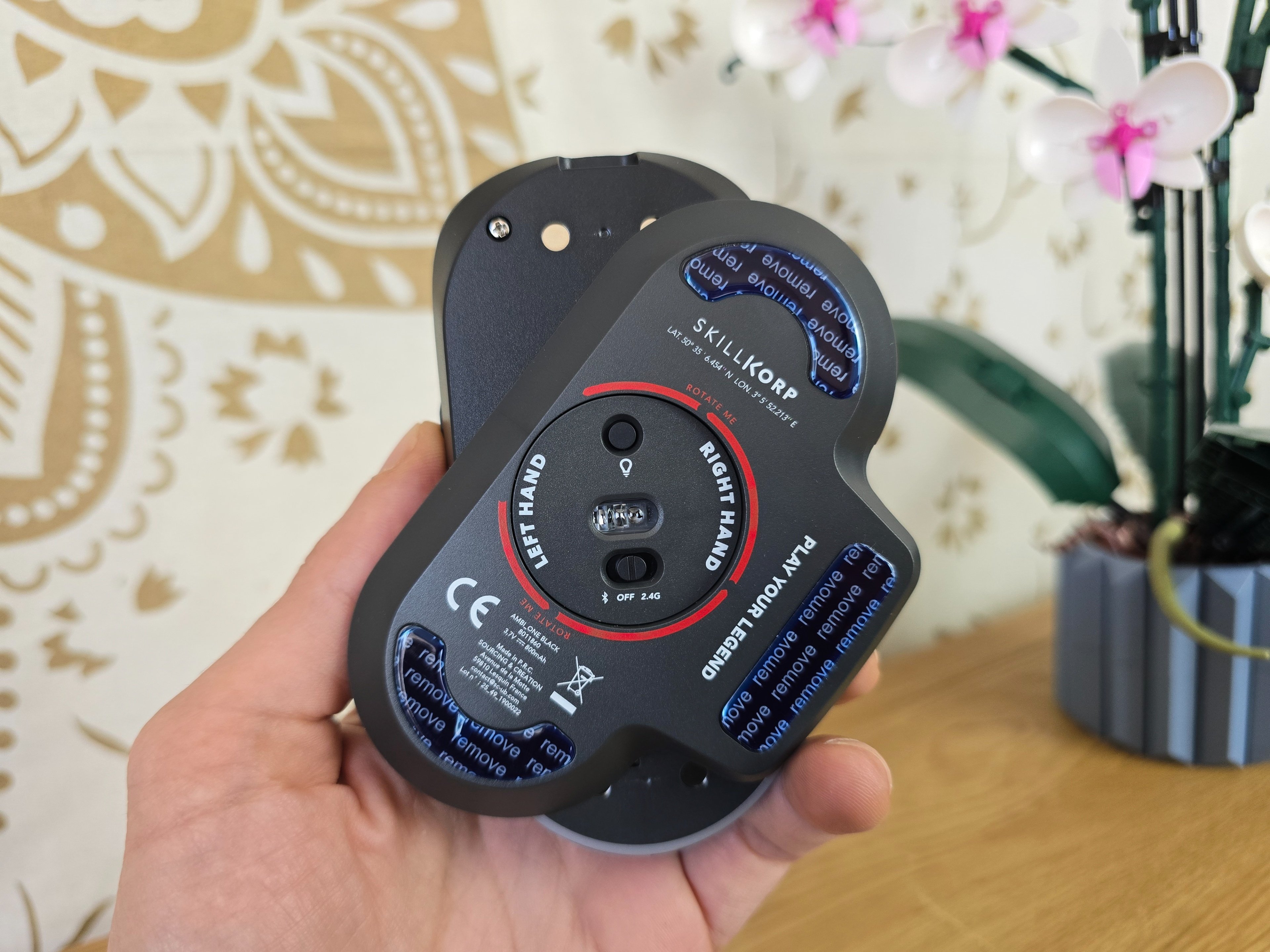 La souris est montée sur une base rotative, c'est elle qui aura pour dure mission de réconcilier droitier et gaucher ! © Matthieu Legouge