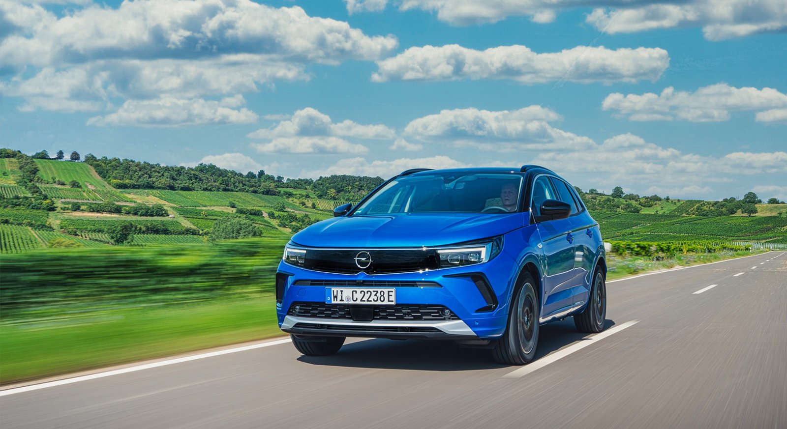 A gauche, le Grandland X hybrid4 de 2020. A droite, celui de 2021