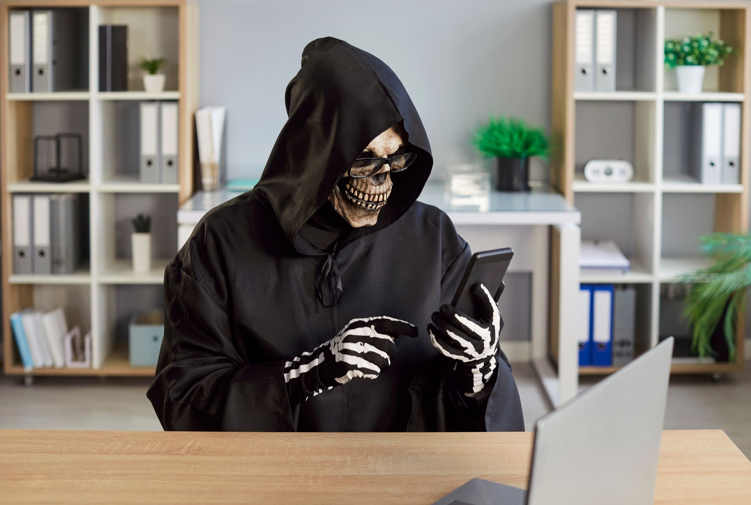 Comme chaque année, c'est le grand retour des arnaques d'Halloween, qui font hélas de nombreuses victimes © Studio Romantic / Shutterstock