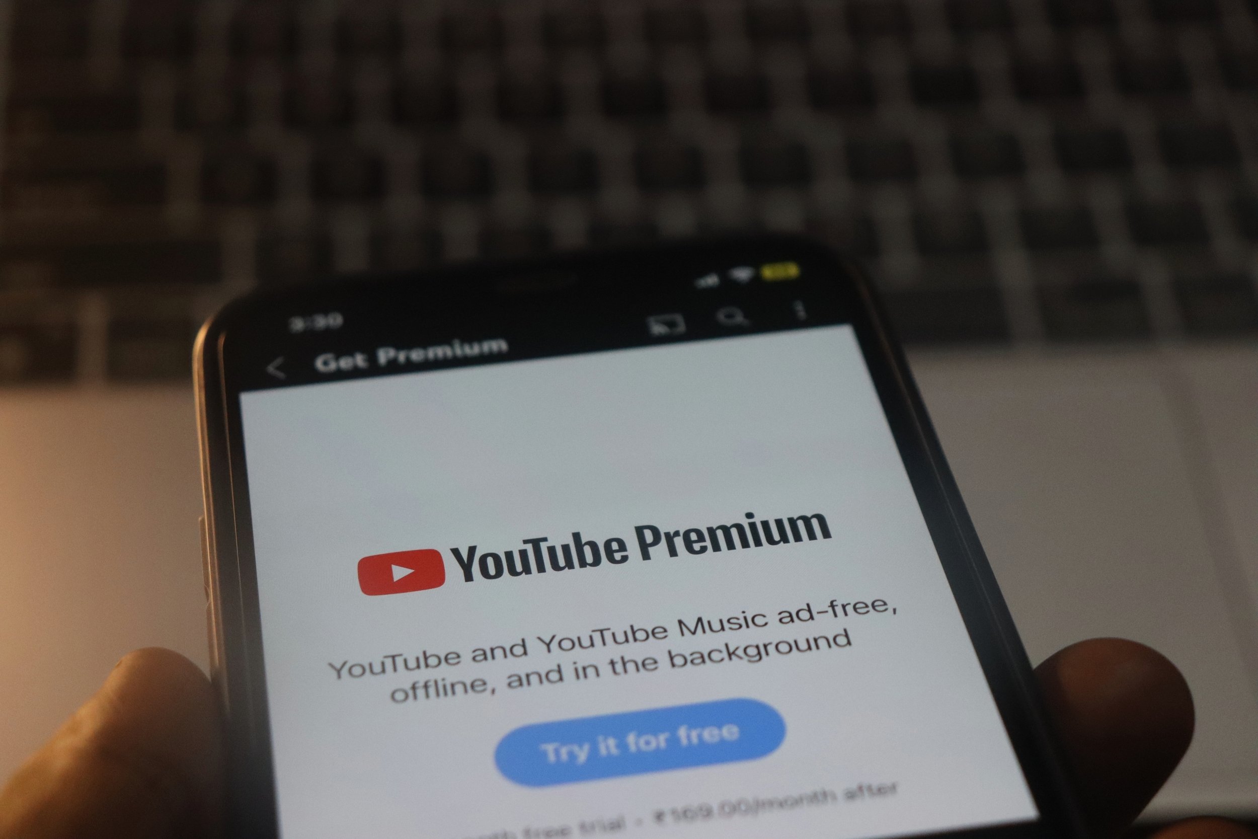 En France, YouTube Premium est facturé au prix de 12,99€/mois © Photosince / Shutterstock.com